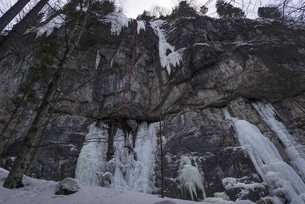 Dolomiti di Brenta, cascate di ghiaccio, Claudio Migliorini - L'ultima Frangia in Val Brenta: Claudio Migliorini chioda il primo tiro