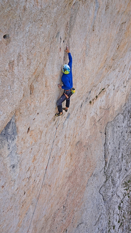 Torre di Mezzaluna, Vallaccia, Dolomiti - Linnéa Torre di Mezzaluna: Tiziano Buccella sul 2° tiro