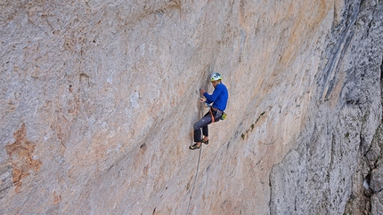 Torre di Mezzaluna, Vallaccia, Dolomiti - Linnéa Torre di Mezzaluna: Tiziano Buccella sul 2° tiro