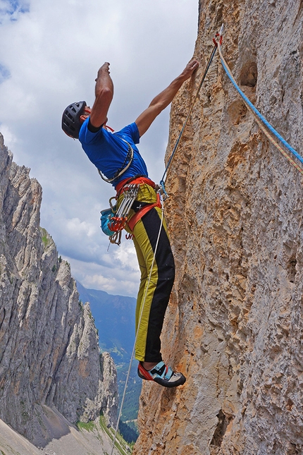 Torre di Mezzaluna, Vallaccia, Dolomiti - Linnéa Torre di Mezzaluna: Rolando Larcher sul 3° tiro