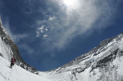 Gerlinde Kaltenbrunner - Ascent to the North Col, on the right the North Face of Everest