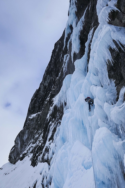 Fosslimonster, Norvegia cascate di ghiaccio - Max Bonniot sul primo tiro durante la probabile prima ripetizione di Fosslimonster a Gudvangen in Norvegia