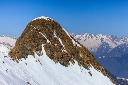 Val Tartano scialpinismo - Monte Foppone in Val Tartano, sullo sfondo le cime della Val Masino