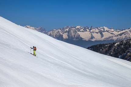 Val Tartano scialpinismo - In salita verso il Monte Foppone in Val Tartano, sullo sfondo le cime della Val Masino