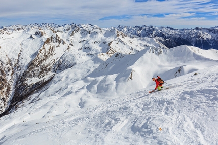 Val Tartano scialpinismo - Pizzo Scala in Val Tartano: prime curve dalla vetta