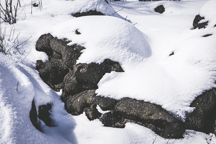 Monte Somma, Vesuvio, scialpinismo - Monte Somma: lava ormai pietrificata ricoperta dalla neve