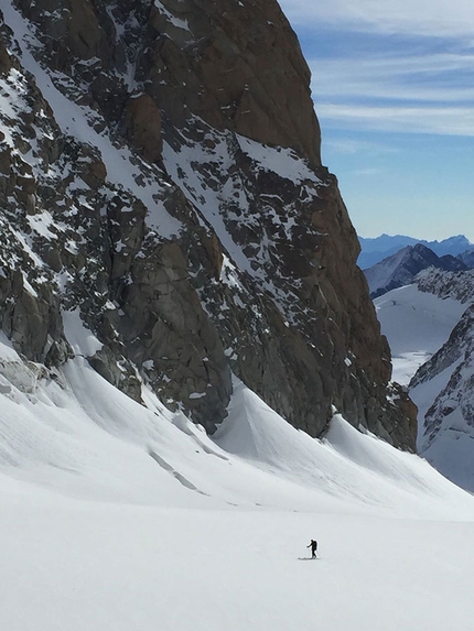 Fuoripista Vallée Blanche, Monte Bianco - Vittorio Mangiatori nella risalita del Vallone del Mont Maudit con le pelli di foca per andare all’attacco della Goulotte Filo di Arianna al Mont Maudit