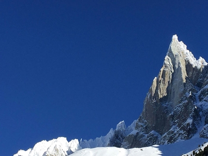 Fuoripista Vallée Blanche, Monte Bianco - Petit Dru dalla Vallée Blanche dopo una nevicata con vista sulla cresta della Petit Verte