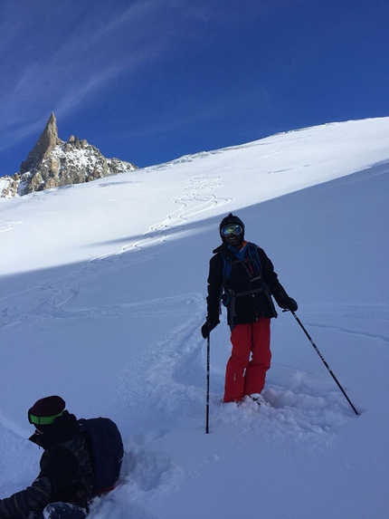 Fuoripista Vallée Blanche, Monte Bianco - Maicol Azzori con alle spalle la prima parte della Vallée Blanche dopo una nevicata con vista sulla parete nord del Dente del Gigante