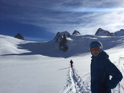 Fuoripista Vallée Blanche, Monte Bianco - Gruppo di sciatori svedesi durante il raggiungimento della Jonction dove le due discese versante italiano e francese si incontrano a meta valle glaciale