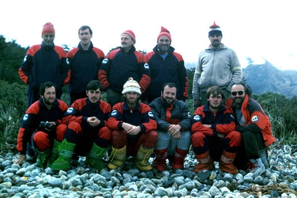 Monte Sarmiento - Ragni di Lecco 1986 - The members of the Sarmiento expedition. Top row from left: Franco Baravalle, Gianmaria Confalonieri, Clemente Maffei (Gueret), Gigi Alippi and the Chilean captain Aiguillar. Bottom: Pinuccio Castelnuovo, Bruno Pennati, Salvatore Fantozzi (cameraman), Lorenzo Mazzoleni, Luciano Bovina (cameraman).