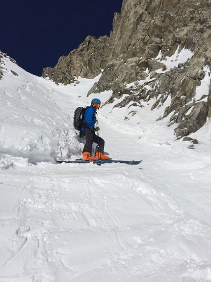 Fuoripista Vallée Blanche, Monte Bianco - Sciatori svedesi durante discesa della prima parte del ghiacciaio del Tula dal canale detto dei tedeschi per sperimentare dei tratti di sci ripido non obligatorio se si segue la più comoda scala 100 m alla sx