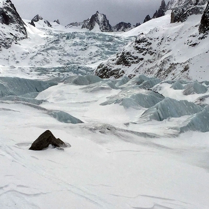 Fuoripista Vallée Blanche, Monte Bianco - vista della Tour Ronde dalla parte finale della Vallée Blanche durante le giornate coperte da nuvole i colori del ghiacciaio rivelano contrasti più forti e spettacolari