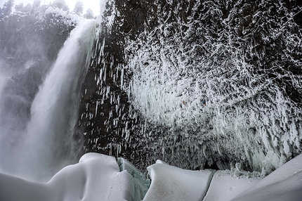 Dani Arnold, Helmcken Falls, Canada - Trovate i climber... Dani Arnold e Martin Echser persi nel mare di ghiaccio su Power Shrimps a Helmcken Falls, Canada