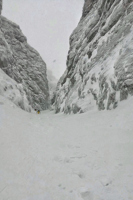 Veunza, Mangart, Alpi Giulie, Enrico Mosetti, Davide Limongi, Zeno Cecon - Gola Nord della Veunza: durante prima discesa di Enrico Mosetti, Davide Limongi e Zeno Cecon il 02/03/2018