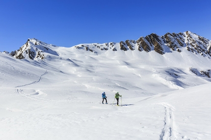 Val Tartano scialpinismo - Tour delle Valli: Val di Lemma in salita al Passo della Scala