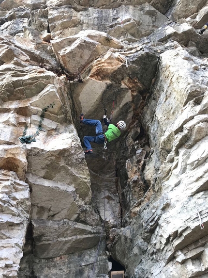 Il giardino segreto, Botticino, Brescia - Daniele Frialdi in azione nellaa falesia di total dry tooling Il giardino segreto a Botticino, Brescia