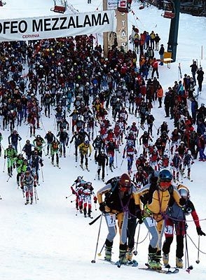 XV Mezzalama, 2005 - Non sarà ancora sorto il sole quando, domenica 29 aprile, alle 5,30, partirà da Cervinia la lunga cavalcata scialpinistica del Trofeo Mezzalama: 45 chilometri di sviluppo, gran parte dei quali attorno a quota 4000 metri del Monte Rosa.