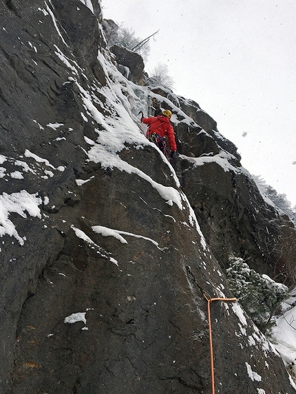 Valle di Cogne, Burian, Matteo Giglio, François Cazzanelli - Burian in Valle di Cogne: François Cazzanelli climbing pitch 2