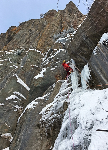 Valle di Cogne, Burian, Matteo Giglio, François Cazzanelli - Burian in Valle di Cogne: François Cazzanelli climbing pitch 4