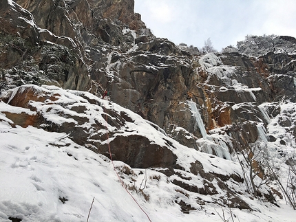 Valle di Cogne, Burian, Matteo Giglio, François Cazzanelli - Burian in Valle di Cogne: vista dal basso, al termine dell'ultima doppia che consente di passare anche il primo risalto che conduce all'attacco.