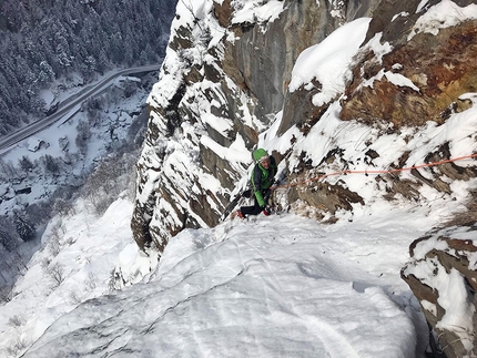 Valle di Cogne, Burian, Matteo Giglio, François Cazzanelli - Burian in Valle di Cogne: Matteo Giglio seconding pitch 2