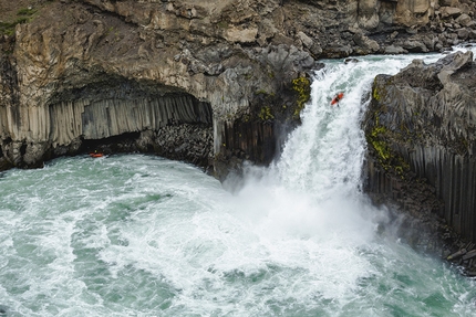 Banff Mountain Film Festival World Tour Italy 2018 - Why di Hugo Clouzeau. Un gruppo di kayaker francesi viaggia in Islanda cercando la risposta a un’unica domanda: perché?