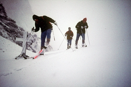 Der Lange Weg, Red Bull - Der Lange Weg 1971: the Austrian ski mountaineers during the traverse of the Alps from Vienna di Nice