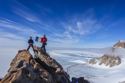 Pirrit Hills, Antarctica, Arnaud Bayol, Antoine Bletton, Jean-Yves Igonenc, Didier Jourdain, Sébastien Moatti, Dimitry Munoz - On the virgin summit of Mount Turcotte (1950 m) after having climbed the route Corrasion (600 m, TD, 5c, 40° snow, Arnaud Bayol, Didier Jourdain, Dimitry Munoz 12/01/2018)