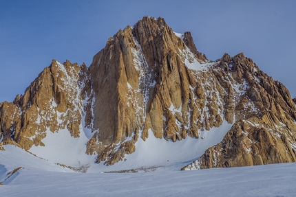 Pirrit Hills, Antarctica, Arnaud Bayol, Antoine Bletton, Jean-Yves Igonenc, Didier Jourdain, Sébastien Moatti, Dimitry Munoz - The North Face of Mount Tidd (2244 m) Pirrit Hills, Antarctica