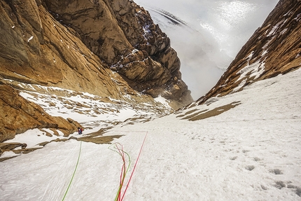 Pirrit Hills, Antarctica, Arnaud Bayol, Antoine Bletton, Jean-Yves Igonenc, Didier Jourdain, Sébastien Moatti, Dimitry Munoz - Mount Tidd (2244 m) Pirrit Hills, t: Sébastien Moatti during the first ascent of Coming in from the cold (800 m, TD, WI4/M4 12/01/2018). The photo was taken by Antoine Bletton