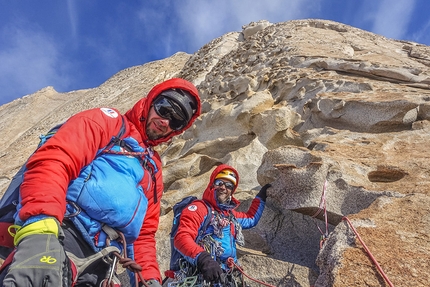 Pirrit Hills, Antarctica, Arnaud Bayol, Antoine Bletton, Jean-Yves Igonenc, Didier Jourdain, Sébastien Moatti, Dimitry Munoz - Outstanding rock: during the first ascent of  Corrasion (600 m, TD, 5c, 40° snow, Arnaud Bayol, Didier Jourdain, Dimitry Munoz 12/01/2018) up Mount Turcotte (1950 m) Pirrit Hills, Antarctica