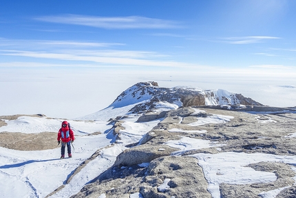 Pirrit Hills, Antartide, Arnaud Bayol, Antoine Bletton, Jean-Yves Igonenc, Didier Jourdain, Sébastien Moatti, Dimitry Munoz - Pirrit Hills, Antartide: in cima al Mount Goodwin (2181 m) dopo l'apertura di Three little Birds (700 m, TD, WI4/M4 Antoine Bletton, Didier Jourdain, Sébastien Moatti 15/01/2018)