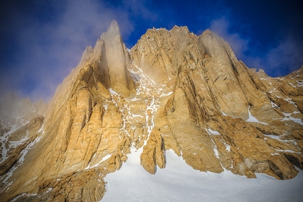 Pirrit Hills, Antarctica, Arnaud Bayol, Antoine Bletton, Jean-Yves Igonenc, Didier Jourdain, Sébastien Moatti, Dimitry Munoz - Pirrit Hills, Antarctica: the north face of Mount Tidd (2244 m)