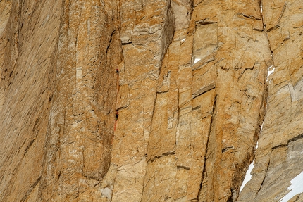 Pirrit Hills, Antarctica, Arnaud Bayol, Antoine Bletton, Jean-Yves Igonenc, Didier Jourdain, Sébastien Moatti, Dimitry Munoz - Pirrit Hills, Antarctica: climbing up the north face of Mount Tidd (2244 m)