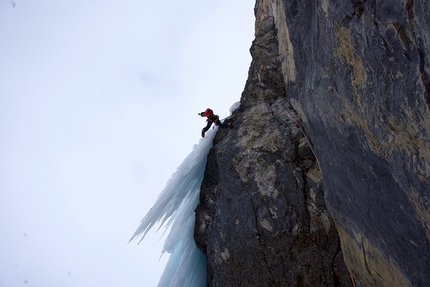 Jumbo Jet, Val Lietres, Dolomiti, Daniel Ladurner, Hannes Lemayr - Daniel Ladurner sul ghiaccio dopo aver attrezzato la partenza diretta Jumbo Jet in Val Lietres, Dolomiti