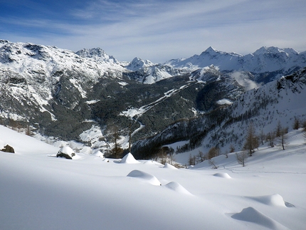 Valle Orsera, Valmalenco, Mario Vannuccini - Valle Orsera scialpinismo: dalla Valle Orsera le piste di Chiesa Valmalenco sono visibili di fronte; sullo sfondo il Pizzo Scalino