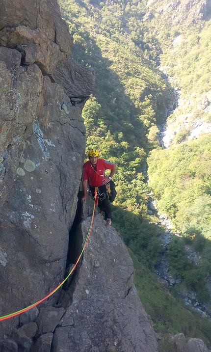 La guida alpina e il suo cliente - Alberto su una via di roccia