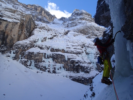 Candela di Pinocchio, Val Travenanzes, Dolomiti, Santiago Padrós - Ruggero Corá nel riscaldamento su Tonno Nostromo in Val Travenanzes