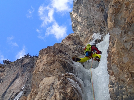 Candela di Pinocchio, Val Travenanzes, Dolomiti, Santiago Padrós - Ruggero Corá sul terzo tiro di Tonno Nostromo in Val Travenanzes