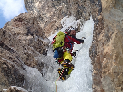 Candela di Pinocchio, Val Travenanzes, Dolomiti, Santiago Padrós - Ruggero Corá sale il terzo tiro di Tonno Nostromo in Val Travenanzes