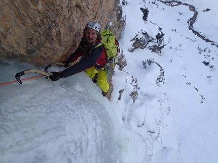 Candela di Pinocchio, Val Travenanzes, Dolomiti, Santiago Padrós - Ruggero Corá esce dal secondo tiro di Tonno Nostromo in Val Travenanzes