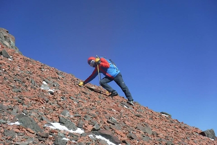 Los Picos 6500, Andes, Franco Nicolini, Tomas Franchini, Silvestro Franchini - Los Picos 6500: Silvestro Franchini battling 80-90 km/h winds climbing Mercedario 6701m