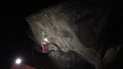 Martin Keller sul boulder Big Kat a Chironico