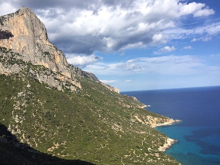 Arrampicata in Sardegna, Monte Ginnircu, Punta Su Mulone, Marco Davoli, Massimo Torricelli - Il Ciuski Punta Su Mulone: la vista dalla via sulla Punta Giradili