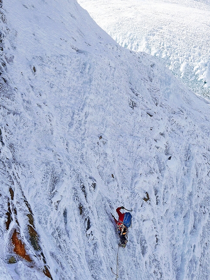Cerro Riso Patron Sud, Patagonia, Matteo Della Bordella, Silvan Schüpbach - Silvan Schüpbach affronta ghiaccio ripido durante la salita del Cerro Riso Patron Sud, Patagonia