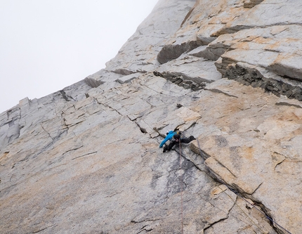 La Torcida, Aguja Val Biois, Patagonia, Tom Ehrig, Felix Getzlaff, Lutz Zybell - Aguja Val Biois, Patagonia: Tom Ehrig climbs into the headwall on pitch seven. Now the difficulties increase. Even if the dihedrals in the upper part look huge, the cracks in them were thin.