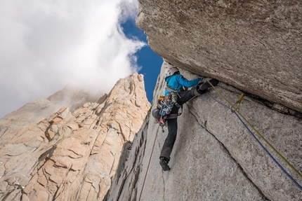 La Torcida, Aguja Val Biois, Patagonia, Tom Ehrig, Felix Getzlaff, Lutz Zybell - Aguja Val Biois, Patagonia: pitch 9 of La Torcida, the crux pitch. Hard from the start, with strenuous moves up the thin finger crack. In the back looms the Pilar Goretta of Fitz Roy.