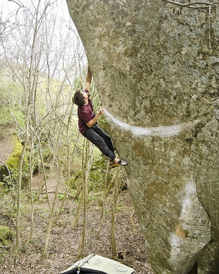 A Pietra del Toro Niccolò Ceria libera uno dei boulder più belli d’Italia