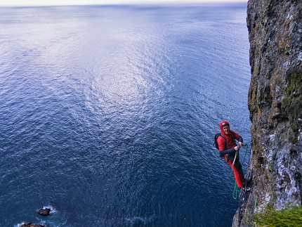 Yuji Hirayama, James Pearson, Cedar Wright, Isole Faroe - James Pearson in arrampicata sulle Isole Faroe